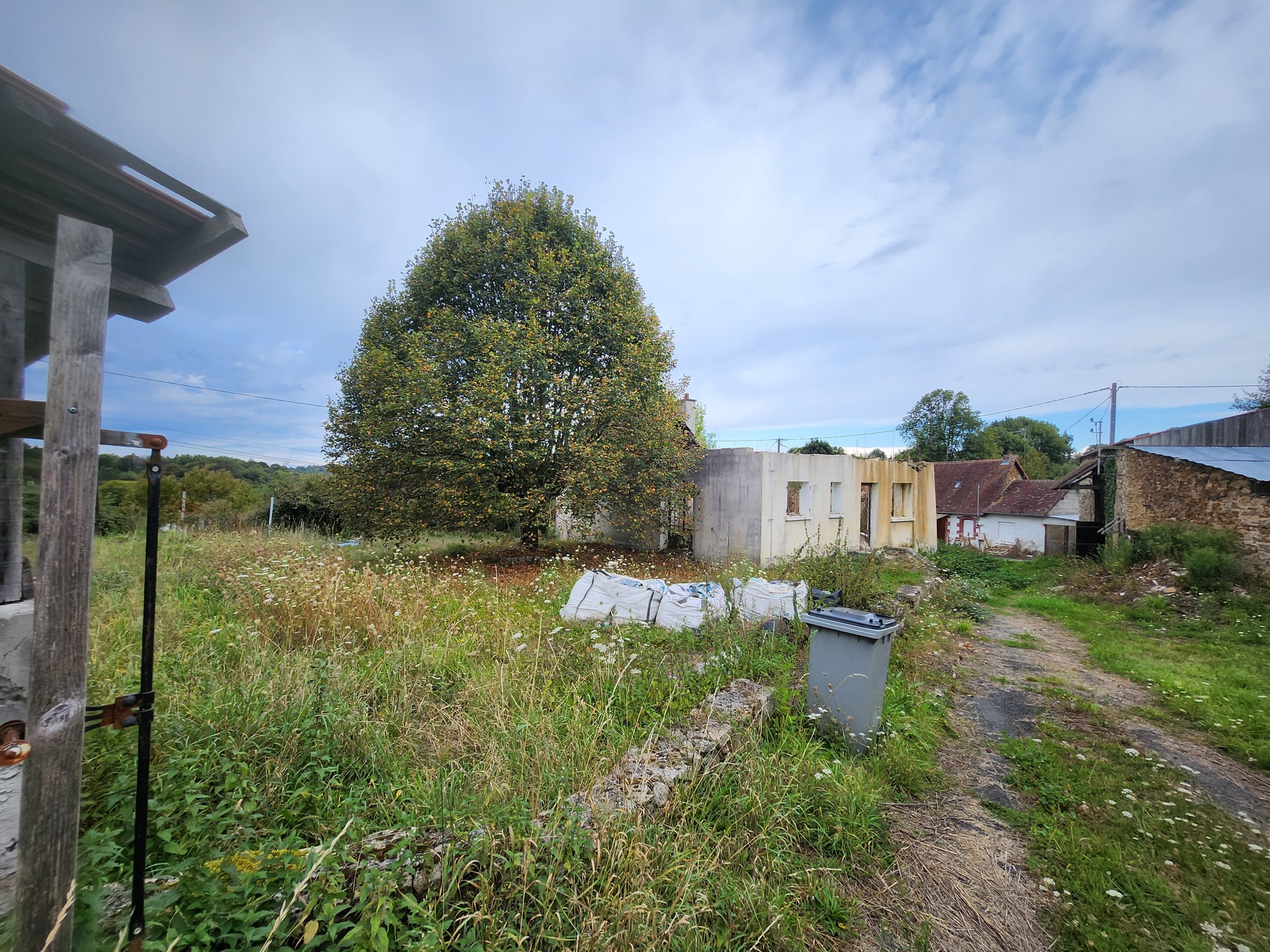 Grange et terrain à vendre à Magnac-Bourg (87380)