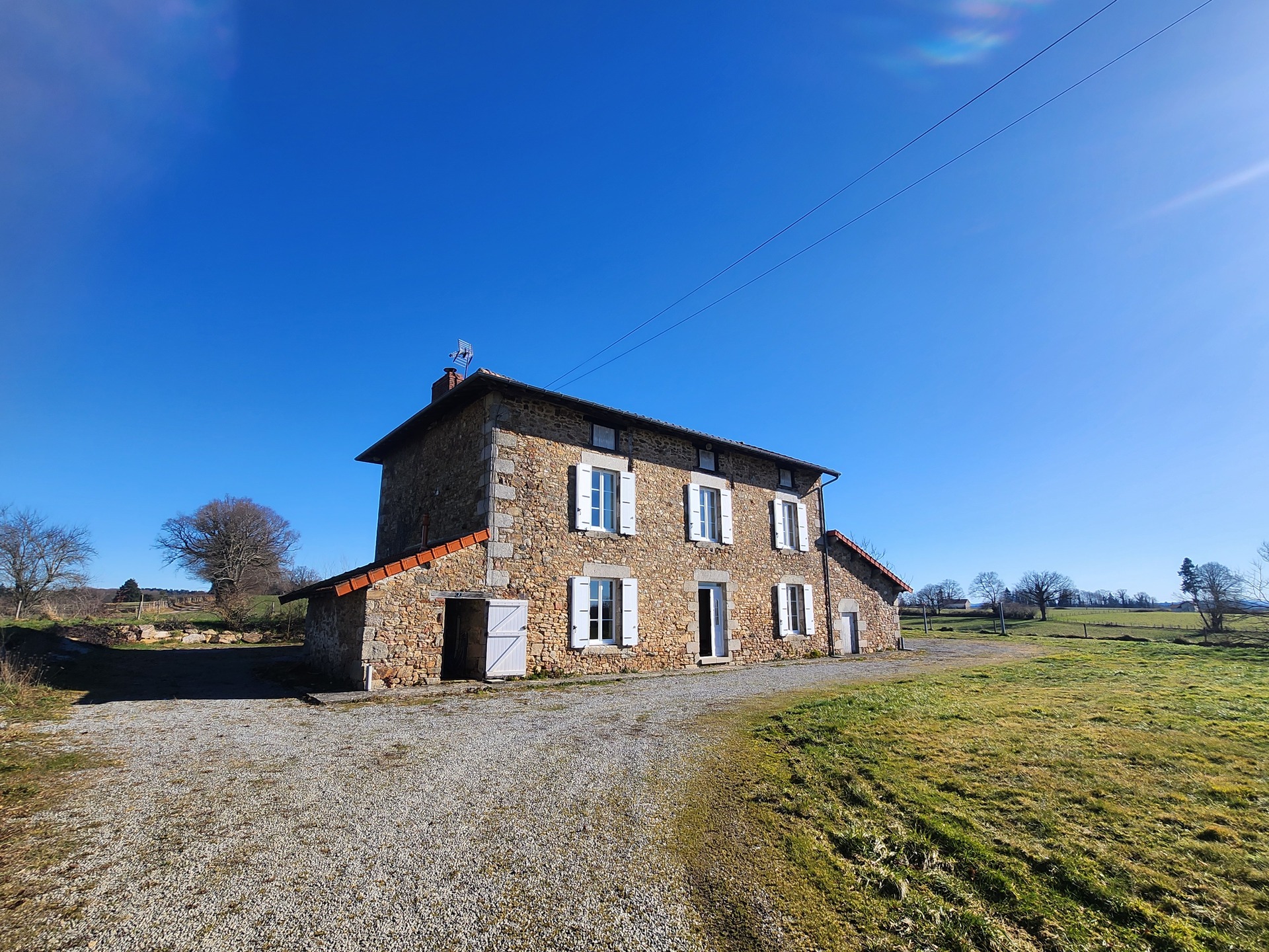 Maison en pierre sans voisin à vendre à Saint-Léonard-de-Noblat (87400)