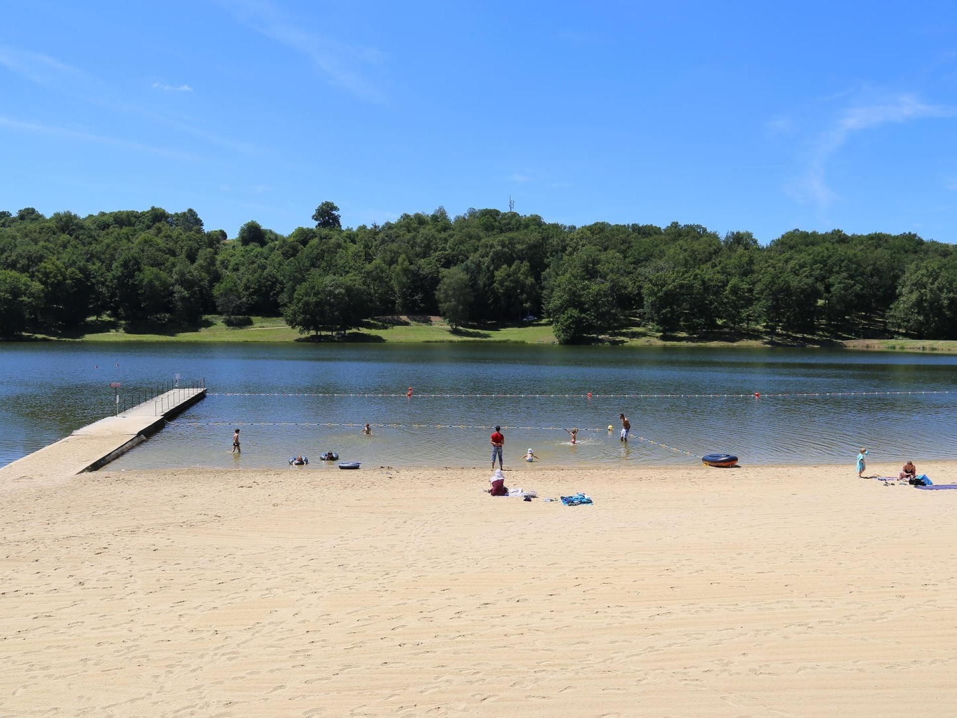 Le bourg, la forêt et le lac à Châteauneuf-la-Forêt