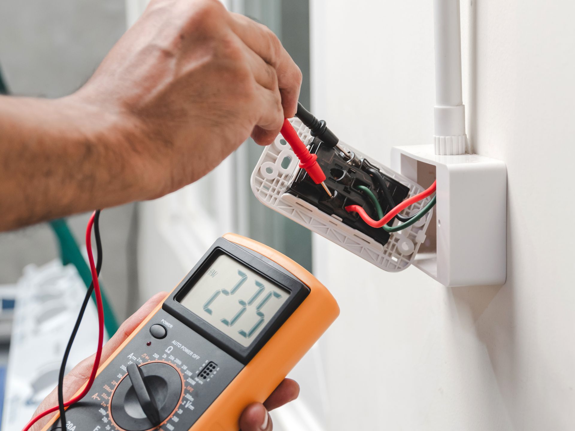 Vérifier l'état d'une installation électrique avant d'acheter un logement