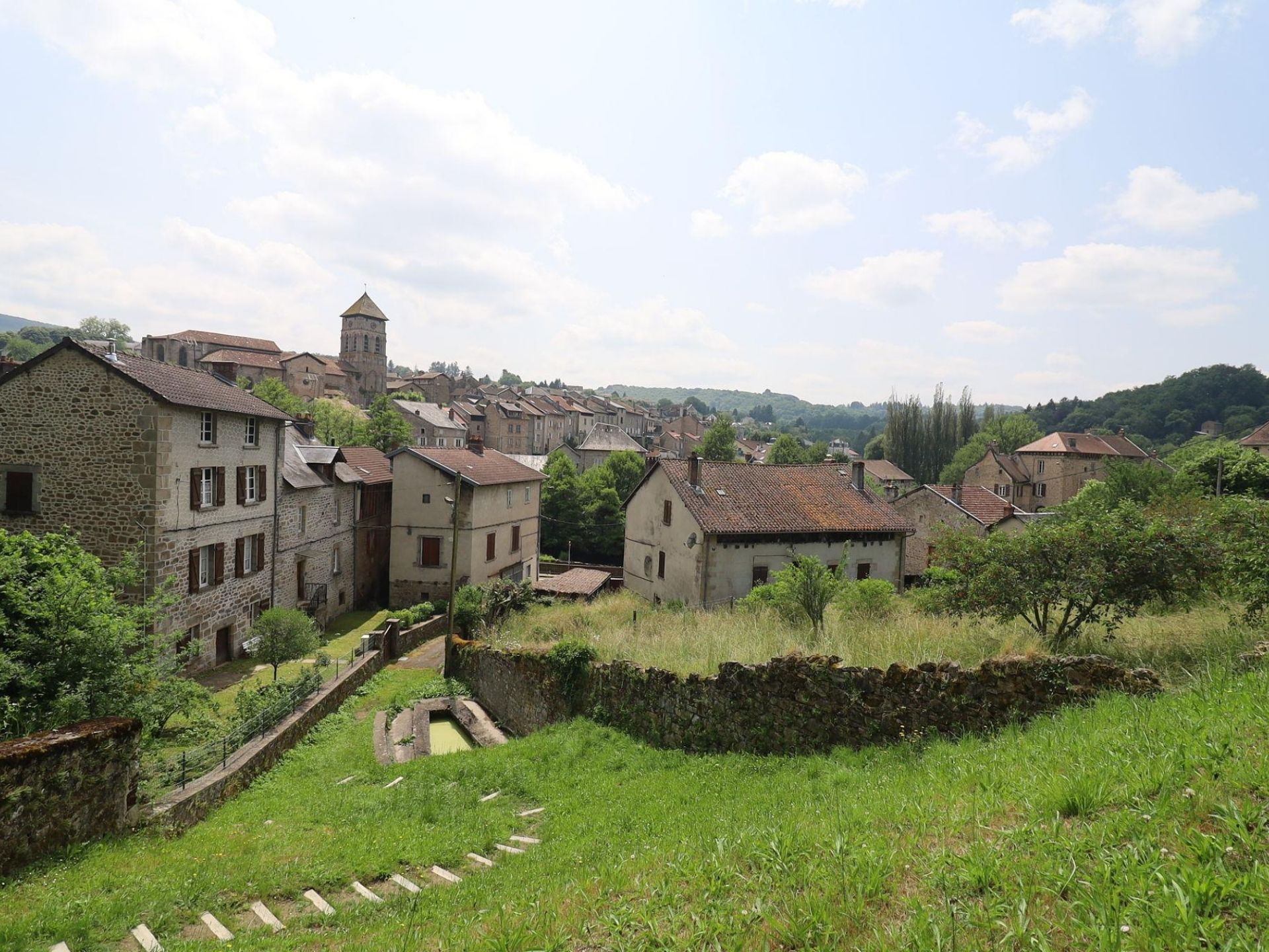 Comparaison des marchés immobiliers d'Eymoutiers et Châteauneuf-la-Forêt