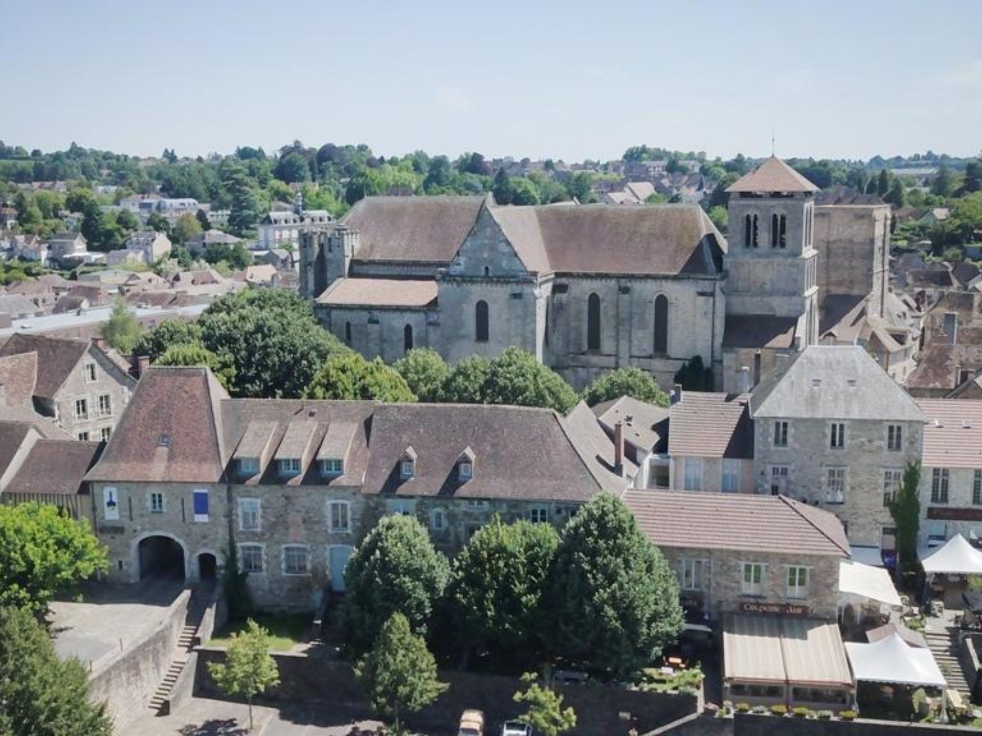 Comparaison des marchés immobiliers de Saint-Yrieix-la-Perche et de Nexon