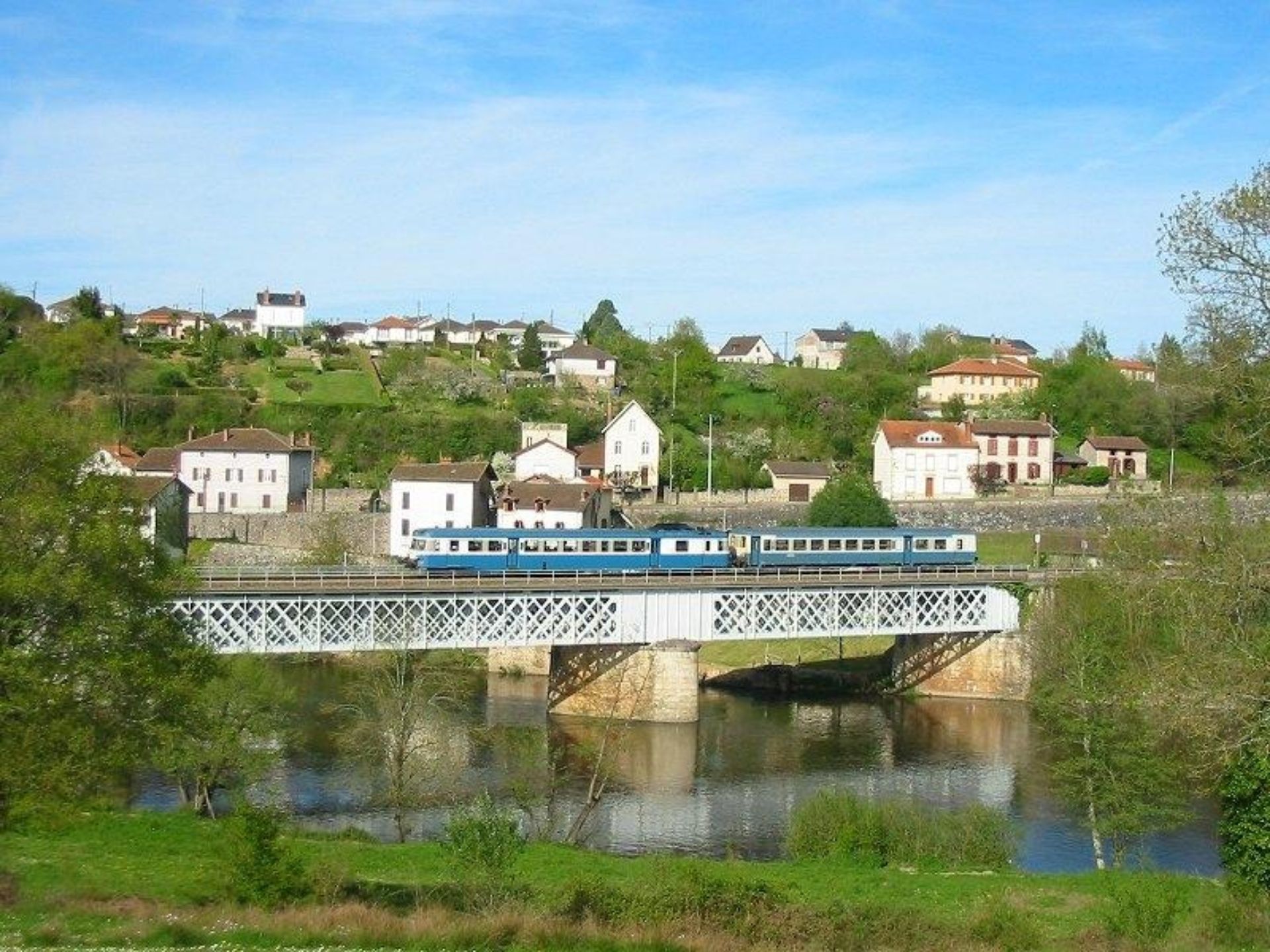Les temps de trajet depuis Saint-Junien, en voiture et en train